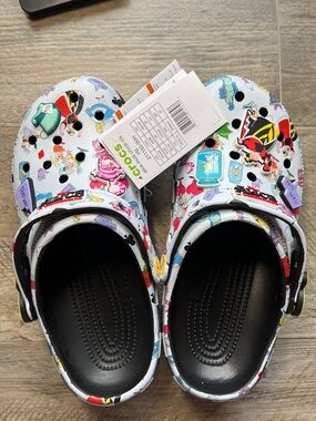 Alice in Wonderland CROCS W8 M6 with shoe charms jibbitz Mad Hatter Queen Hearts